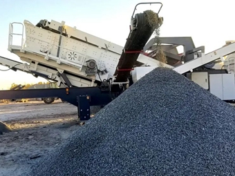 移動破碎篩分一體車石灰石項目投產